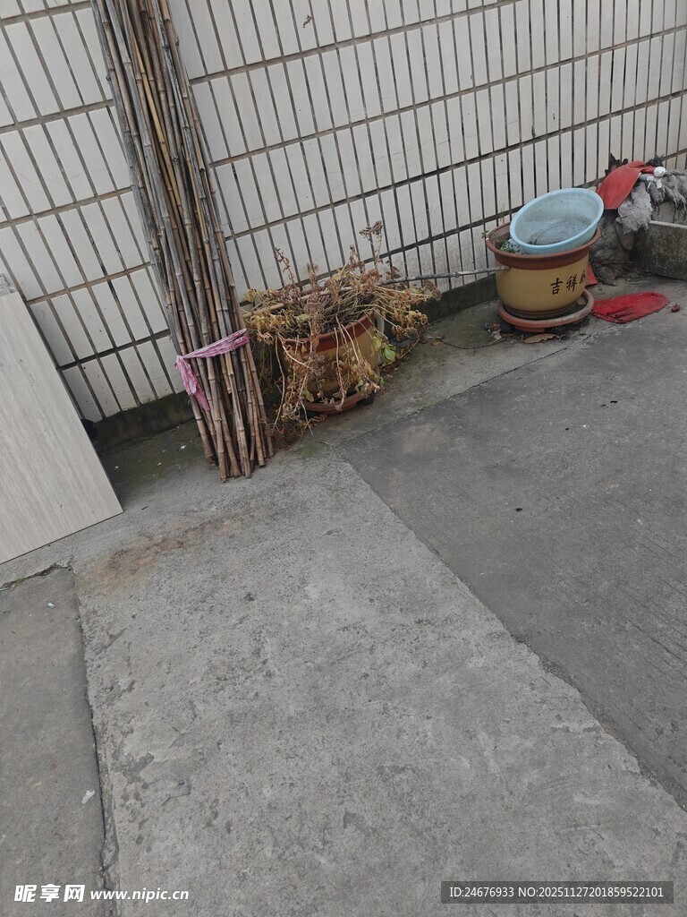 墙角杂物摆放场景