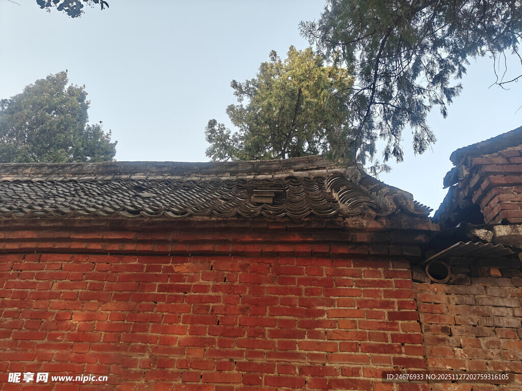 古老砖墙与传统屋顶一角