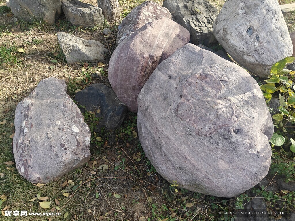 户外造型各异的天然石头