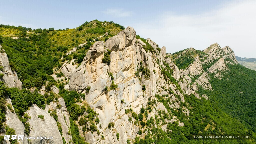 峻峭山峦绿意环绕