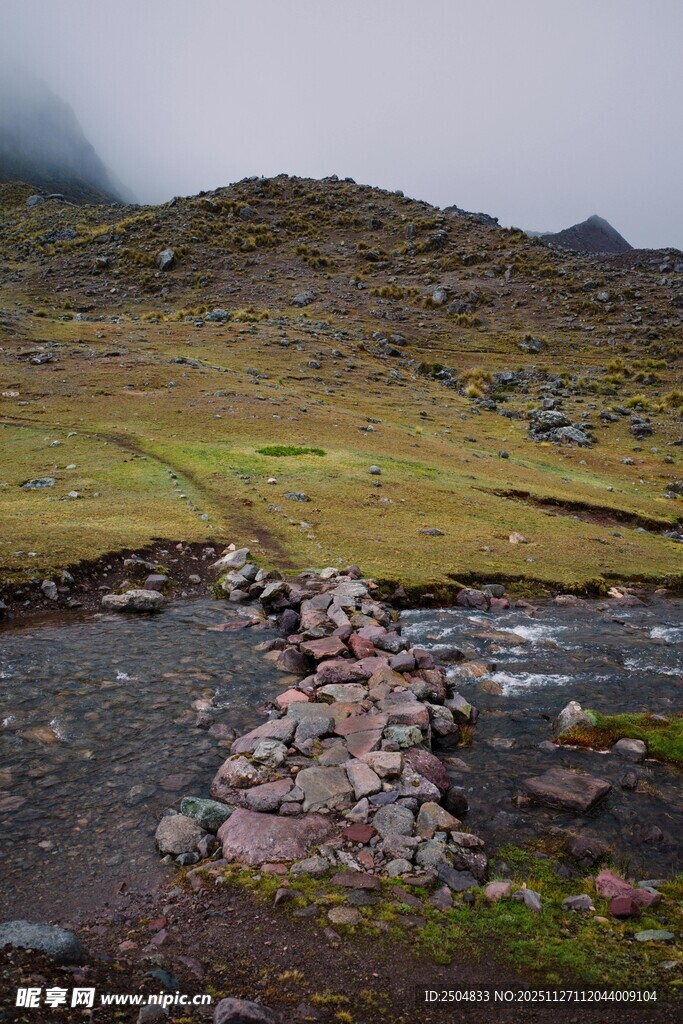 山间溪流上的石块小道