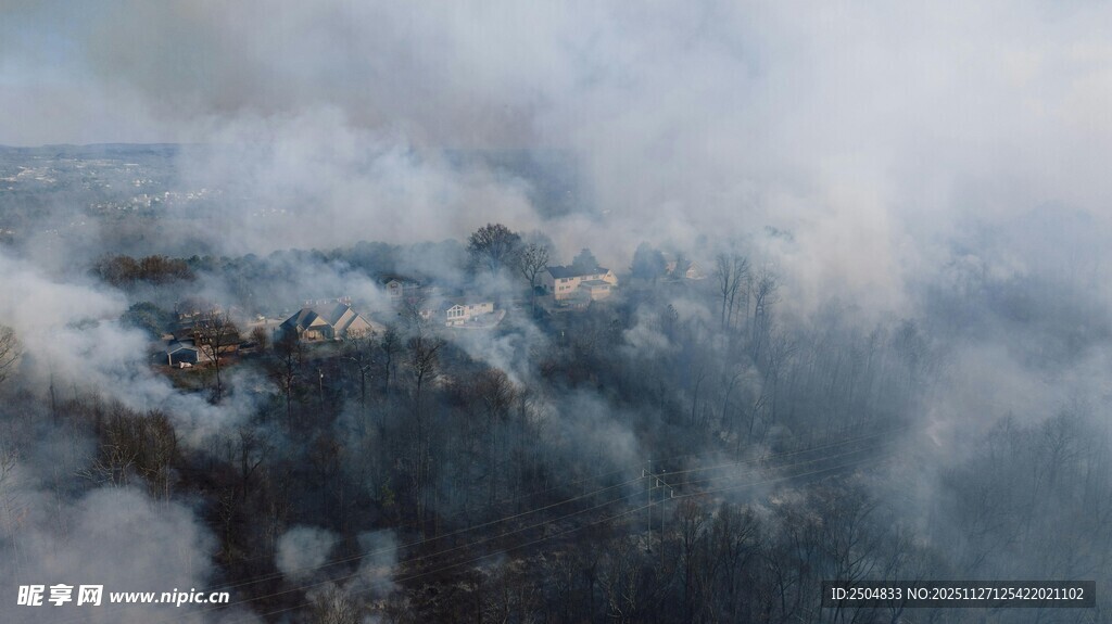 云海中的壮丽山峦景观