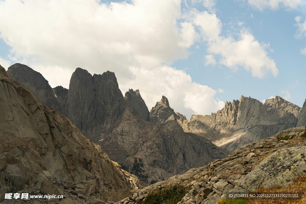壮丽山景 蓝天白云相伴