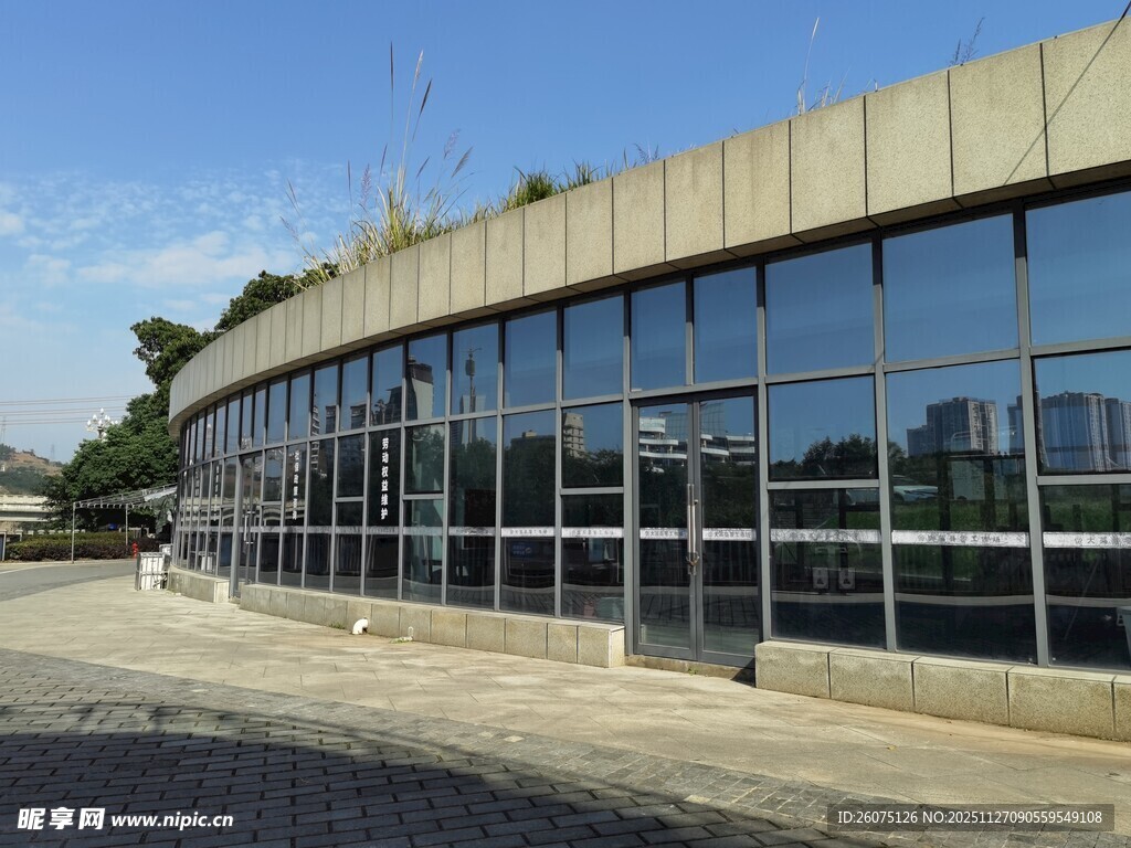 现代玻璃幕墙建筑外观