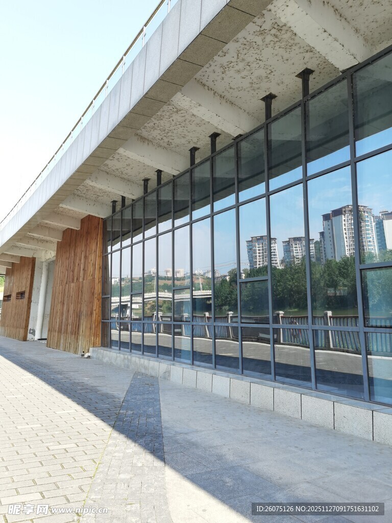 现代玻璃幕墙建筑外观