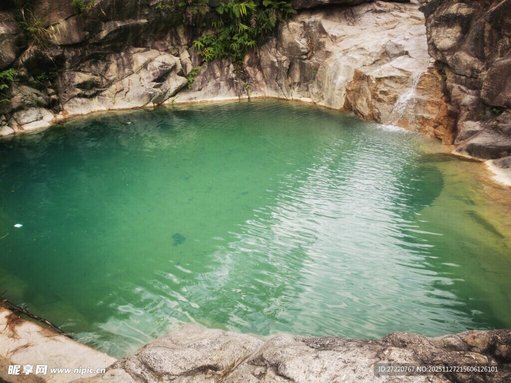 山间碧绿清澈的天然水潭