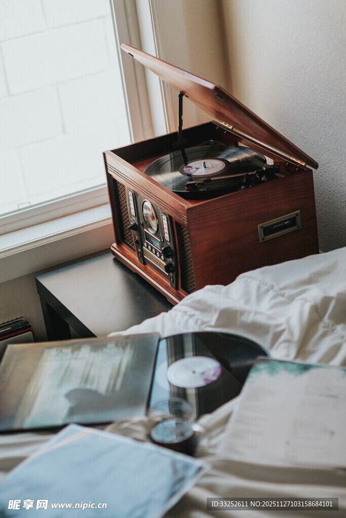 复古唱片机置于温馨卧室