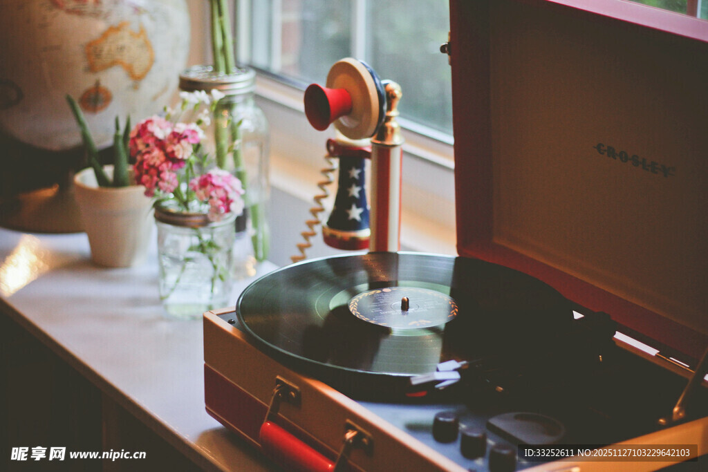 复古唱片机旁的温馨小景
