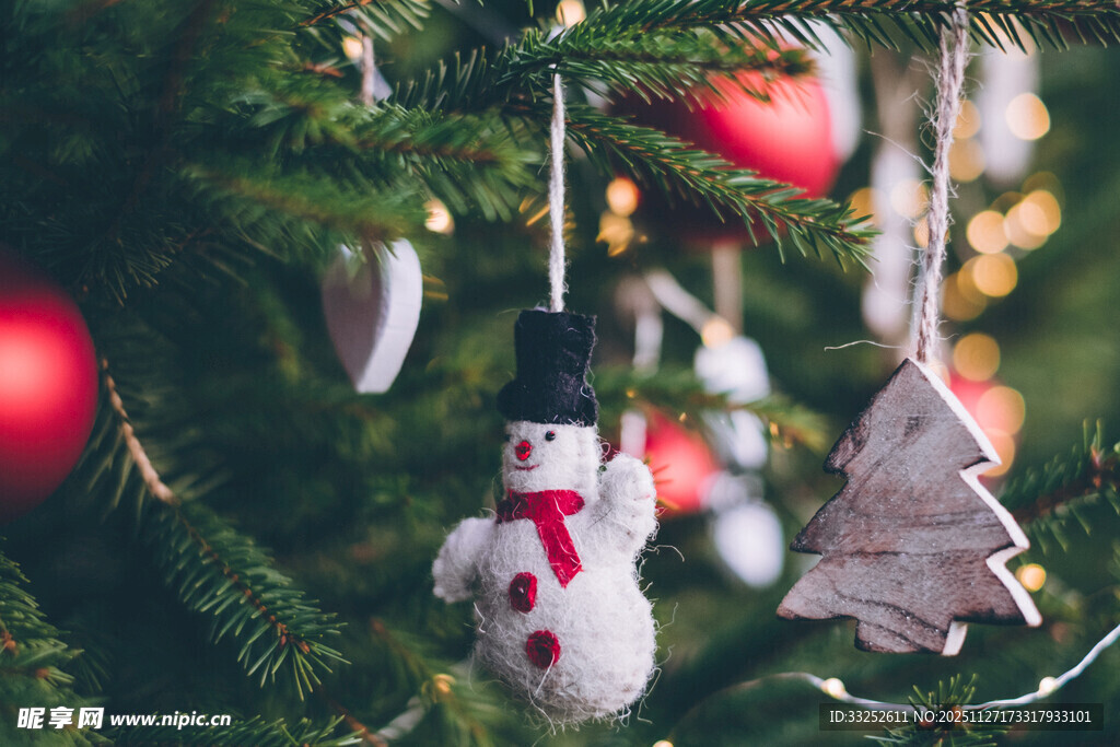 圣诞树上的可爱装饰