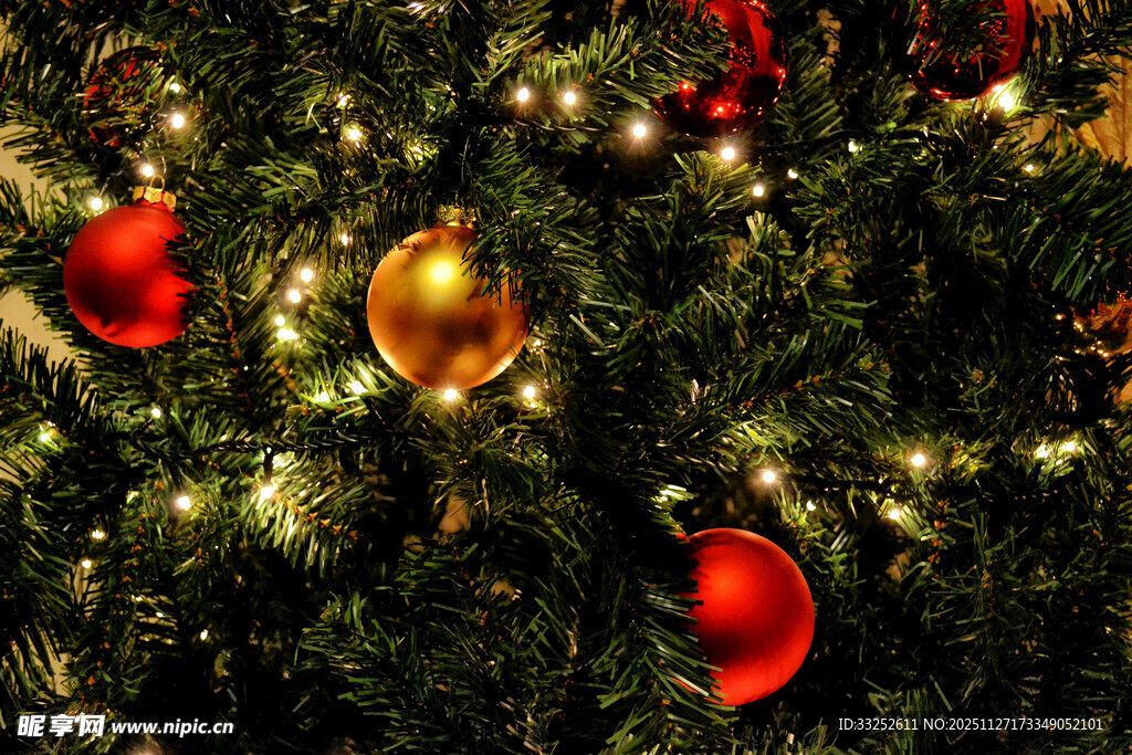 圣诞树上的多彩装饰球