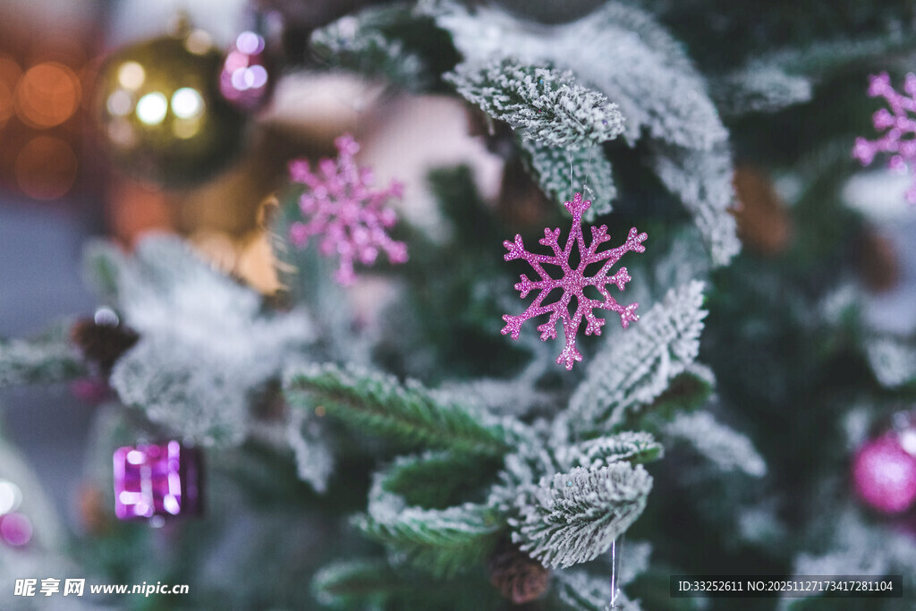 圣诞树上的雪花装饰