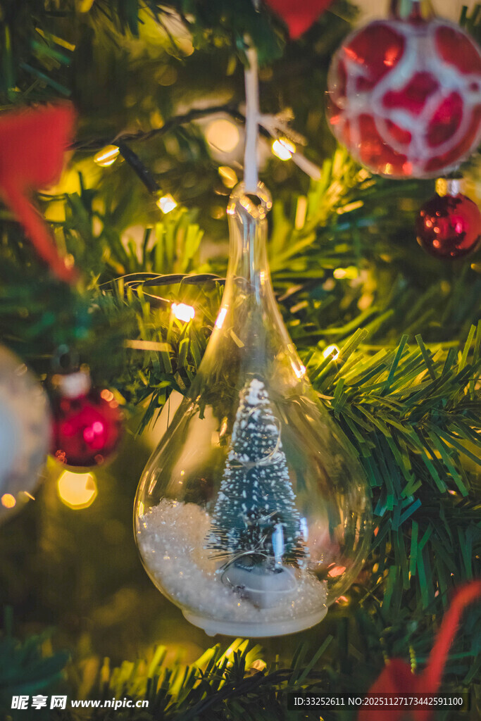 圣诞树上的精致玻璃挂饰