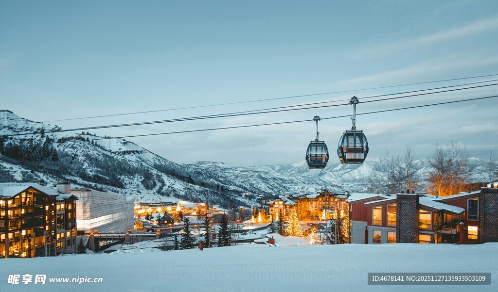 雪山下的缆车夜景