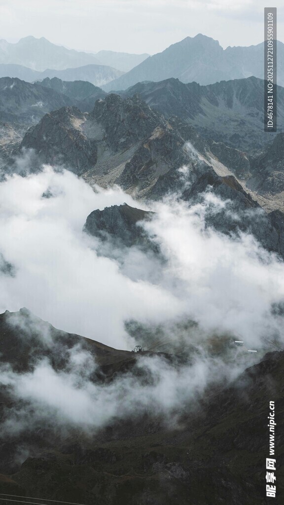 云海缭绕的壮丽山峦