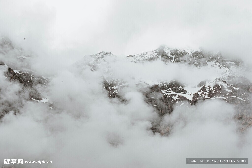 云雾缭绕的山峦美景