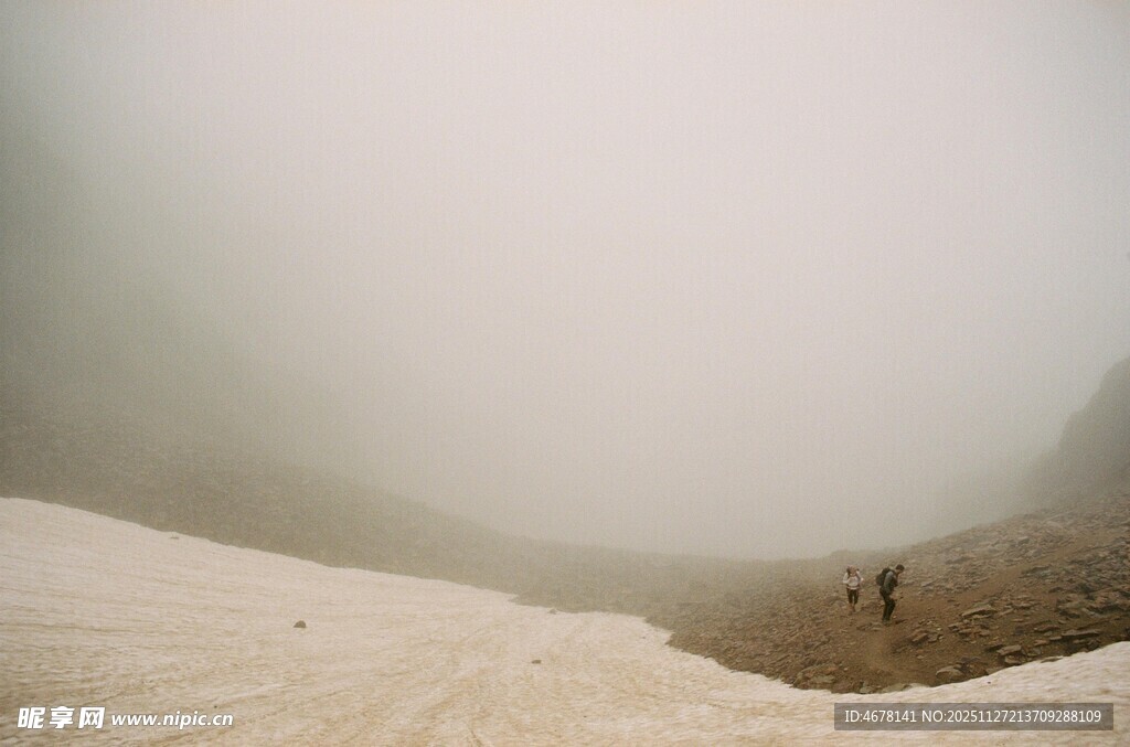 沙漠中的孤独行者