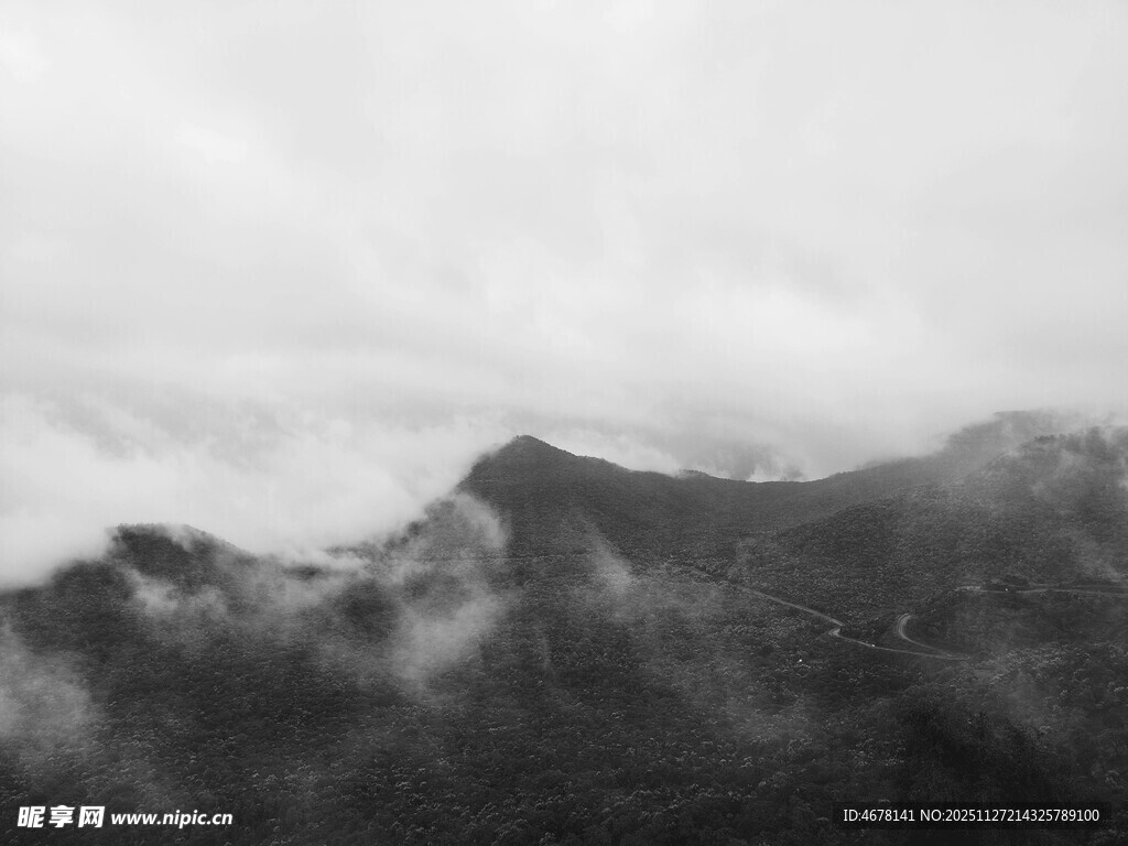 云雾缭绕的山峦美景