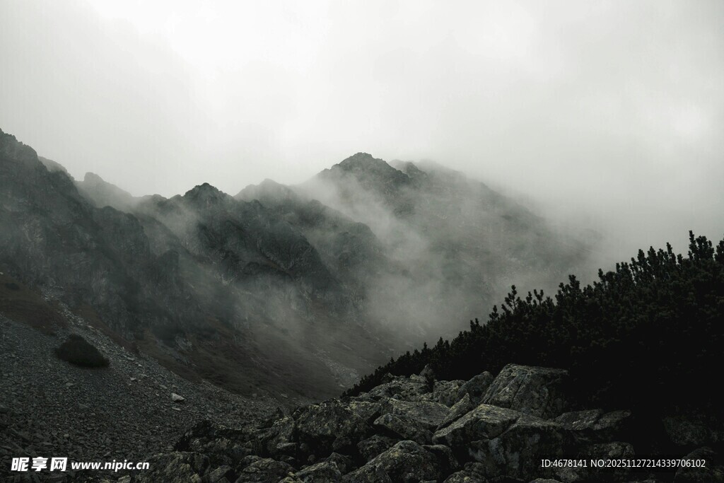 云雾缭绕的山峦美景