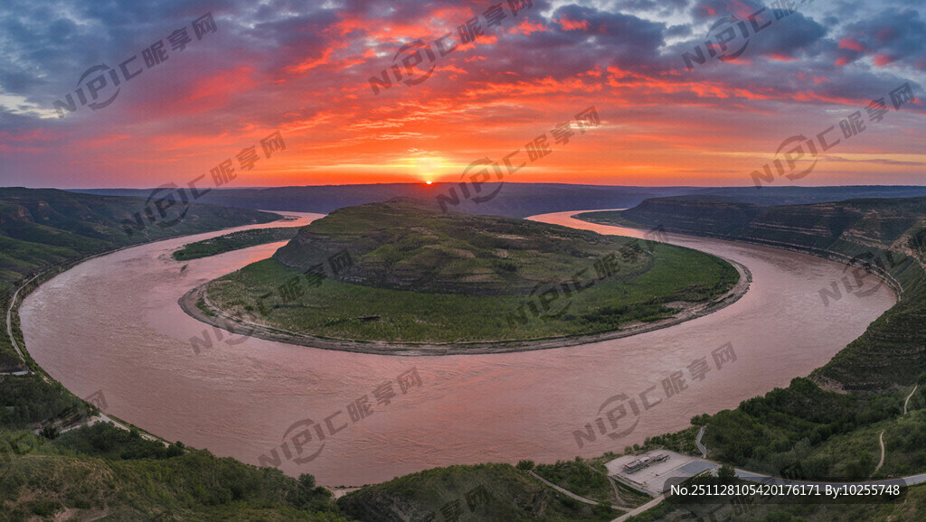 俯瞰蜿蜒曲折的黄河 沿着天际