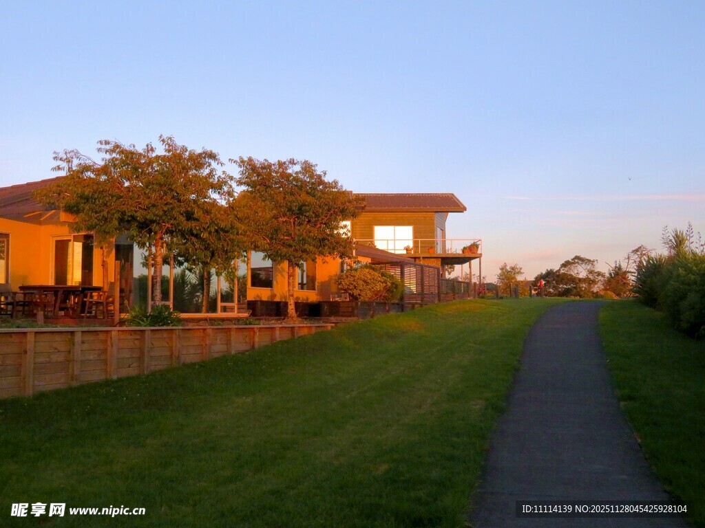 夕阳下的温馨庭院小径