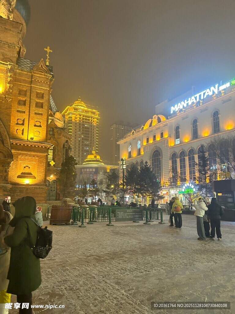 夜晚热闹的城市广场景象