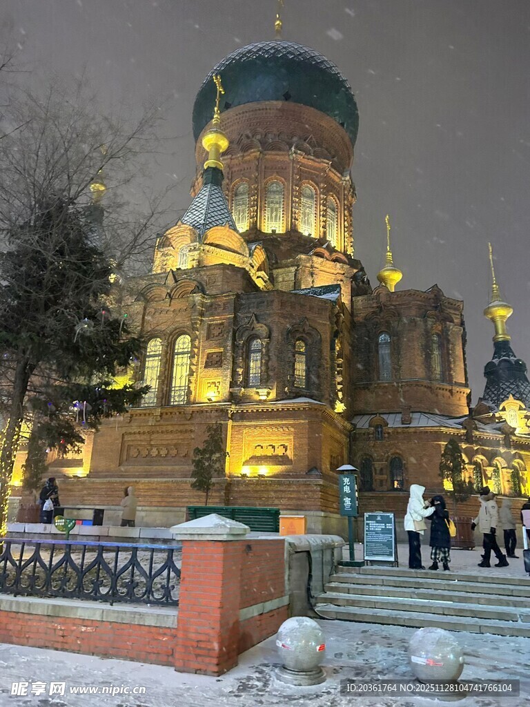 冬日里灯火辉煌的俄式建筑