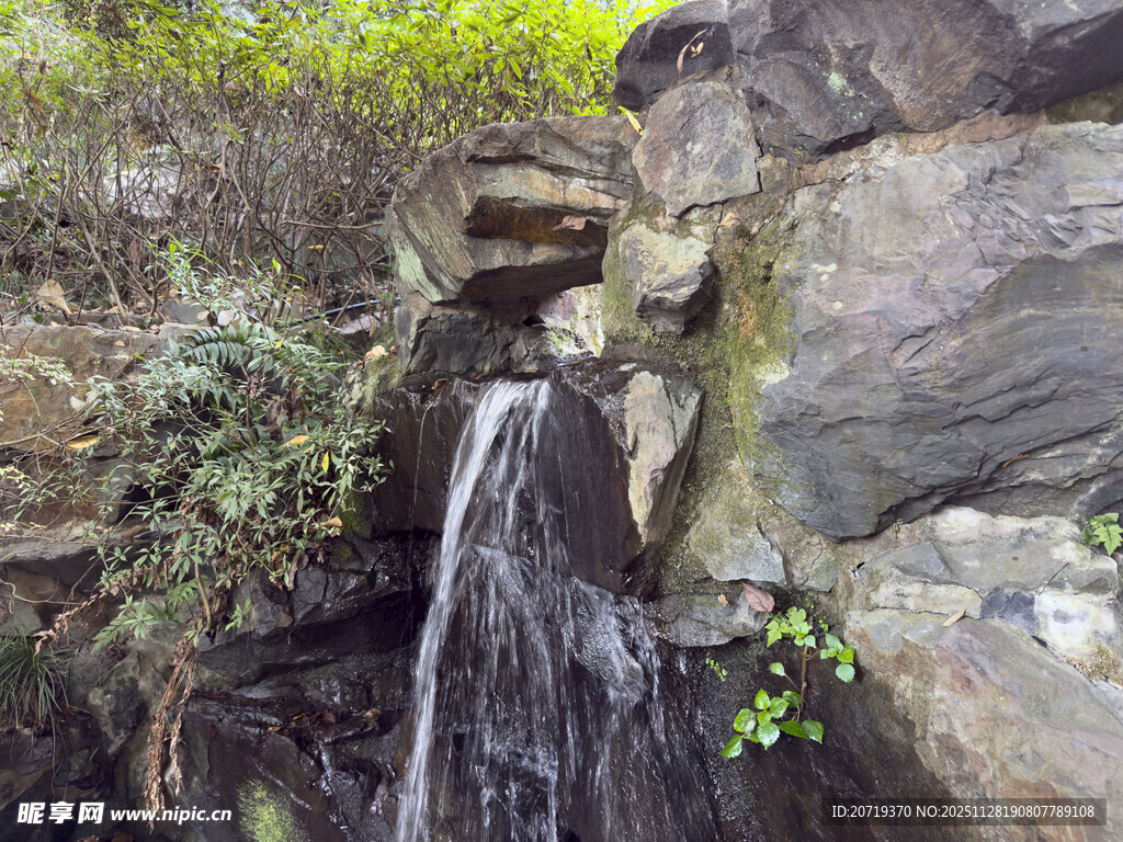 山间小瀑布景观