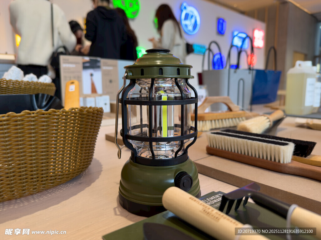 复古风露营灯具展示
