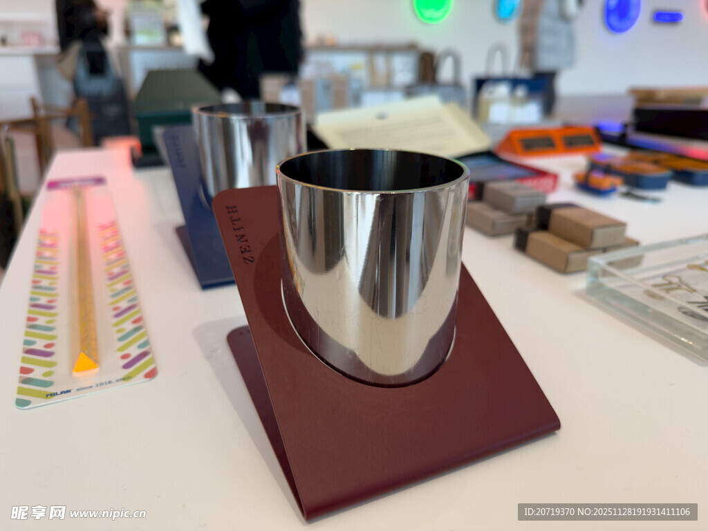 金属杯置于红木底座上