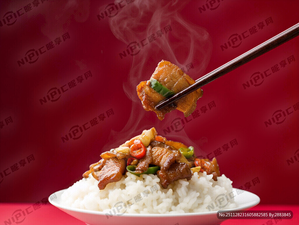 红色背景冒着热气小炒肉配米饭