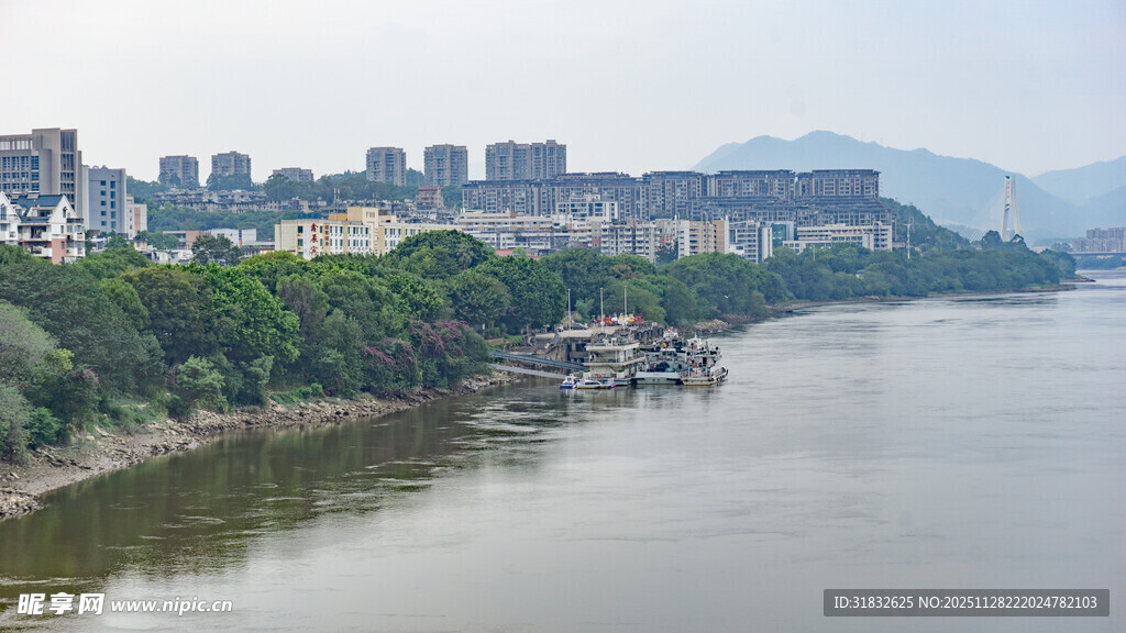 江边城市风光