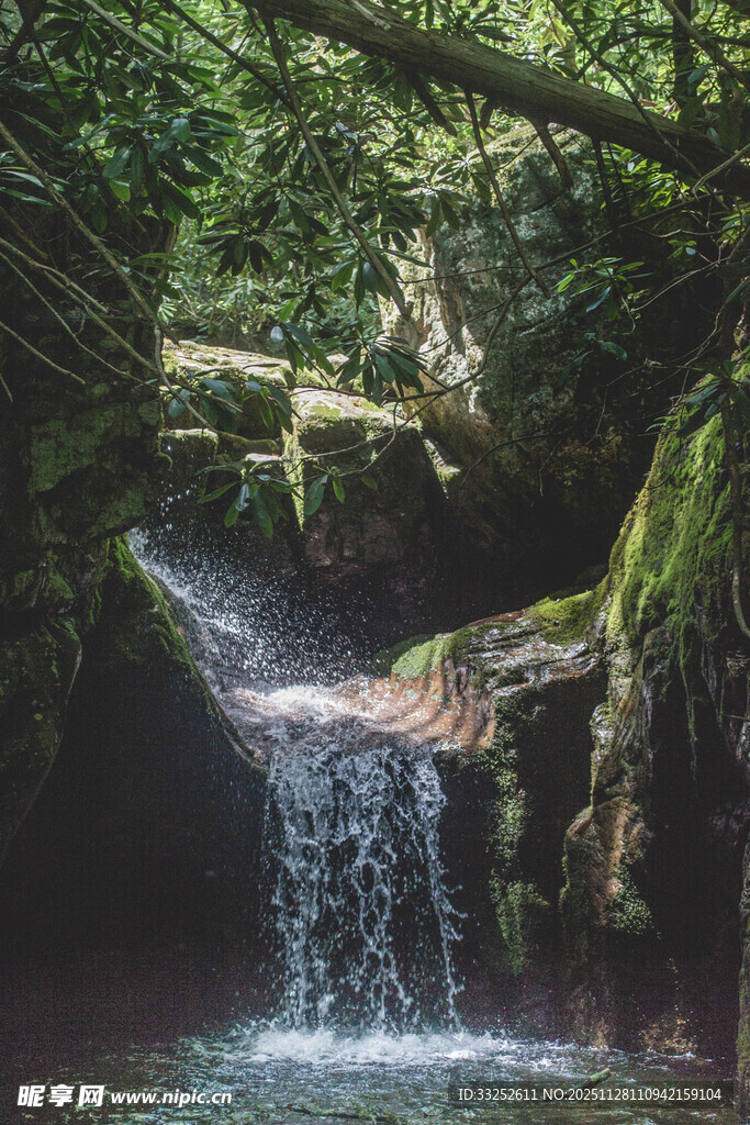 山林间的清幽小瀑布
