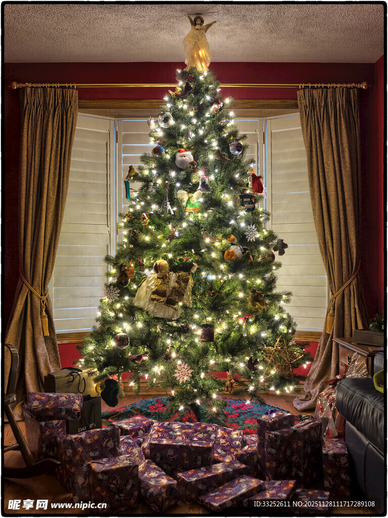 温馨室内装饰的圣诞树
