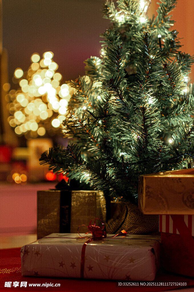 圣诞树下的礼物与装饰