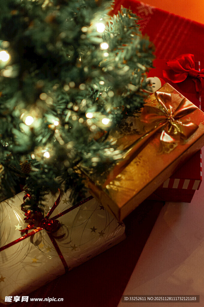 圣诞树下的精美礼物