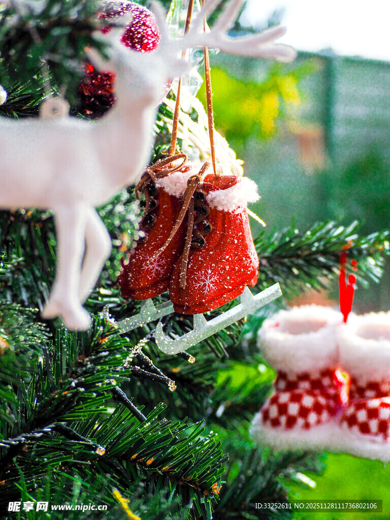圣诞树上的可爱节日装饰