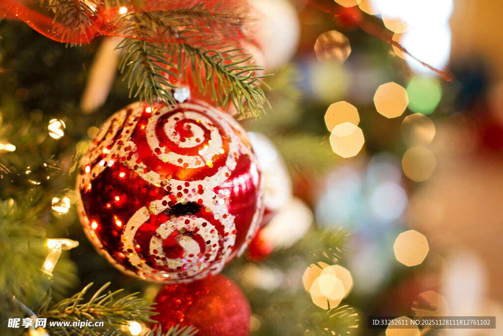 圣诞树上的精美红色球饰