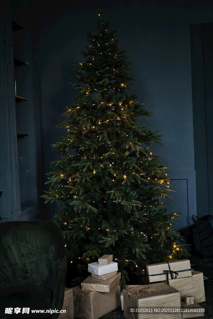 室内装饰的圣诞树与礼物