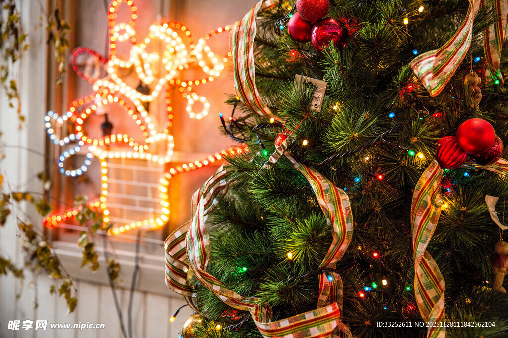 圣诞装饰点亮温馨节日氛围