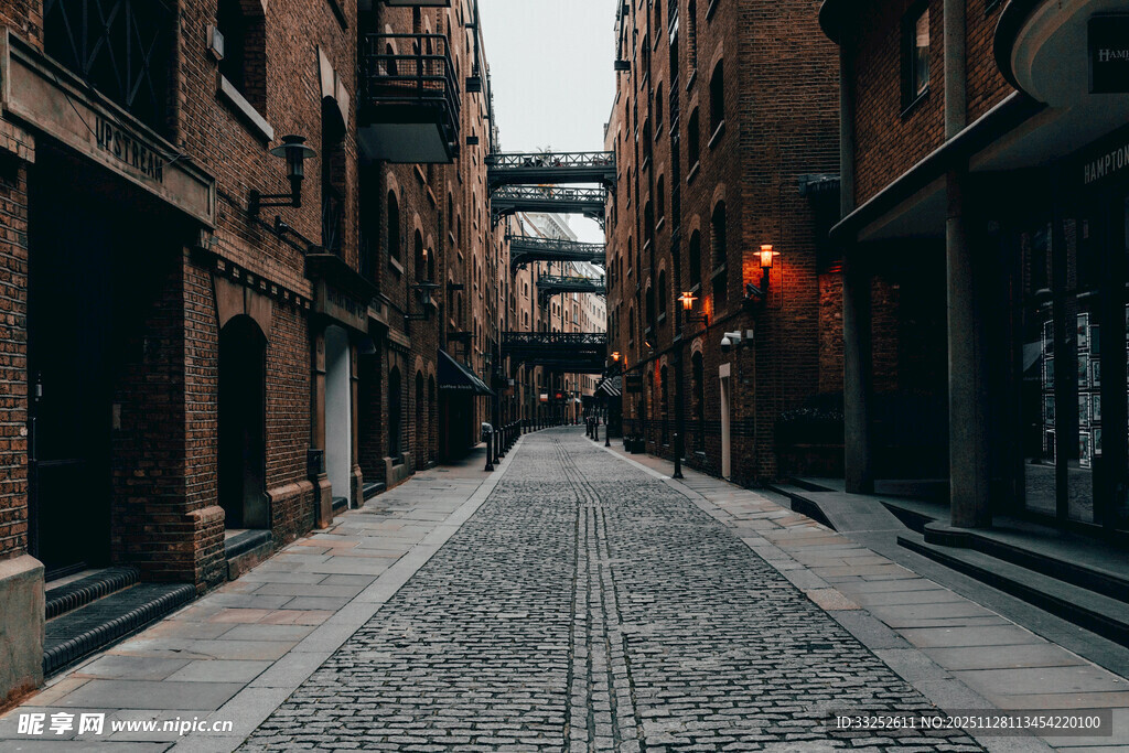复古小巷的静谧街景