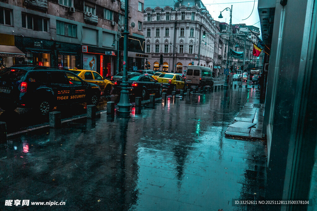 雨中城市街道的倒影