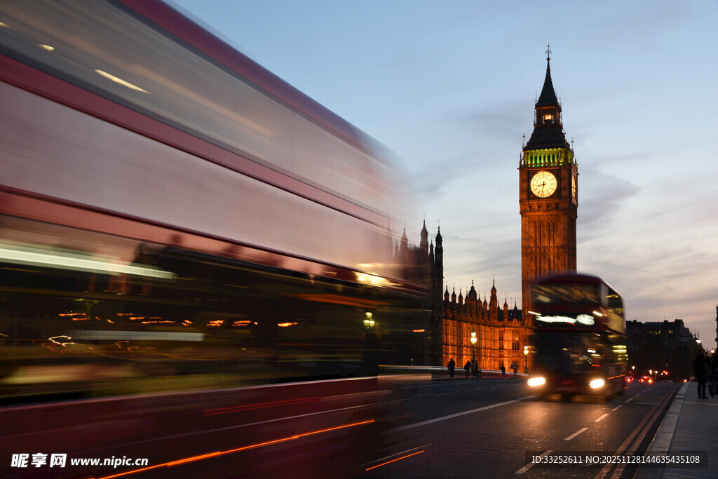 伦敦夜景中的大本钟与车流