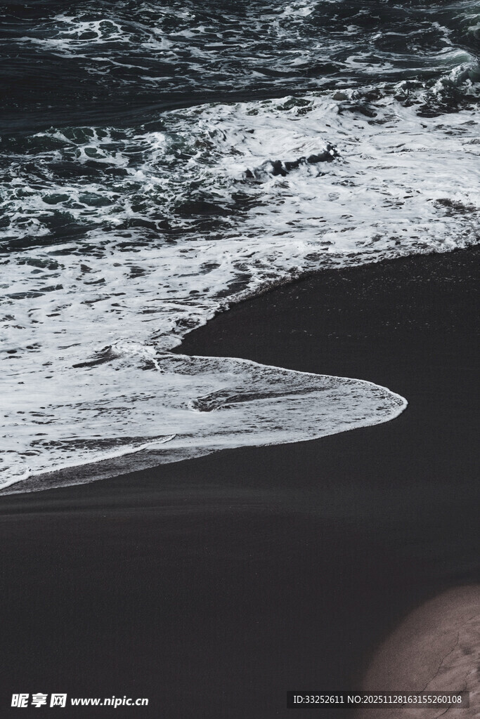 黑色沙滩上的海浪景观