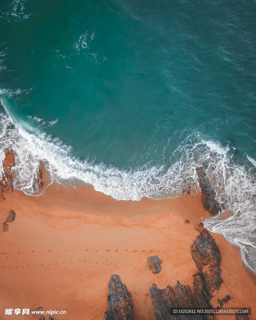 俯瞰沙滩与海浪美景