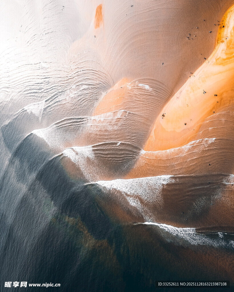 梦幻光影下的流动水波