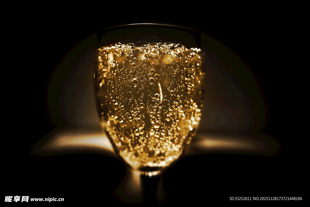 闪耀香槟酒杯特写