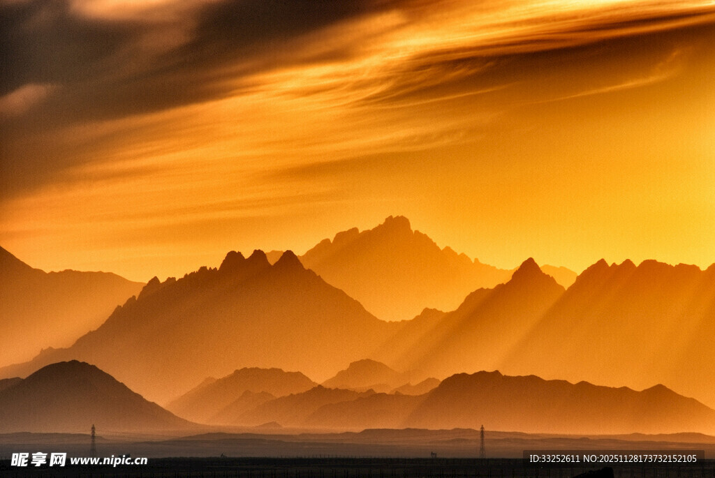 壮丽山景中的绚烂黄昏
