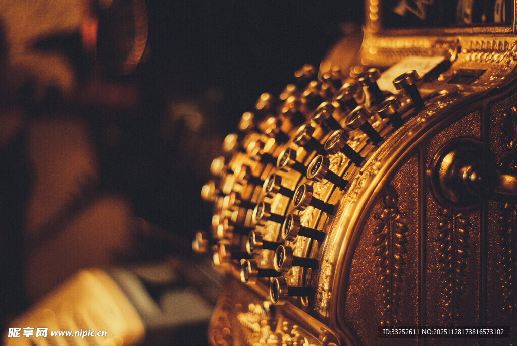 华丽金色乐器细节特写