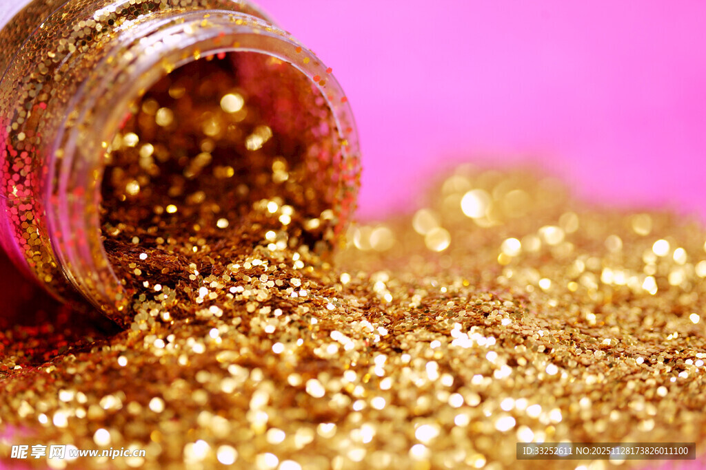 金色闪光颗粒从瓶中洒落