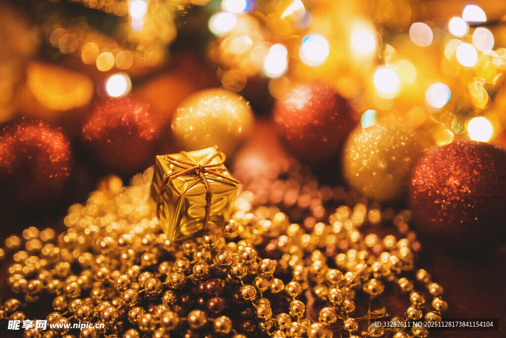 璀璨圣诞装饰与金色礼物